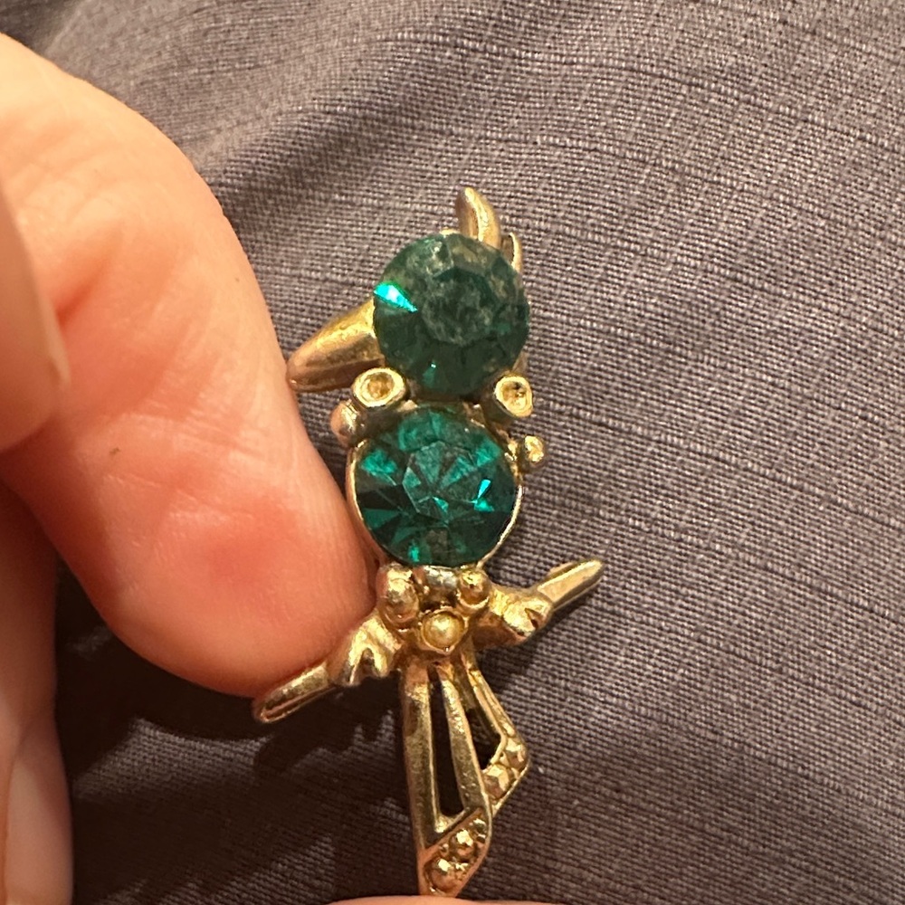 Midcentury bird pin.